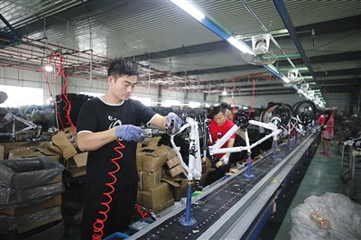 風口后的單車小鎮 商鋪大量關閉 馬路兩邊堆滿單車